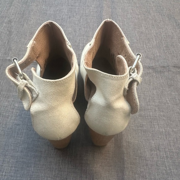 Free People Amber Orchard Clog
Size 37 (US 6)
Made in Spain - Picture 3 of 10